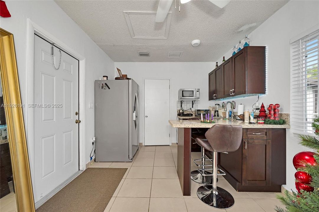 En Venta: $719,000 (4 camas, 2 baños, 1711 Pies cuadrados)