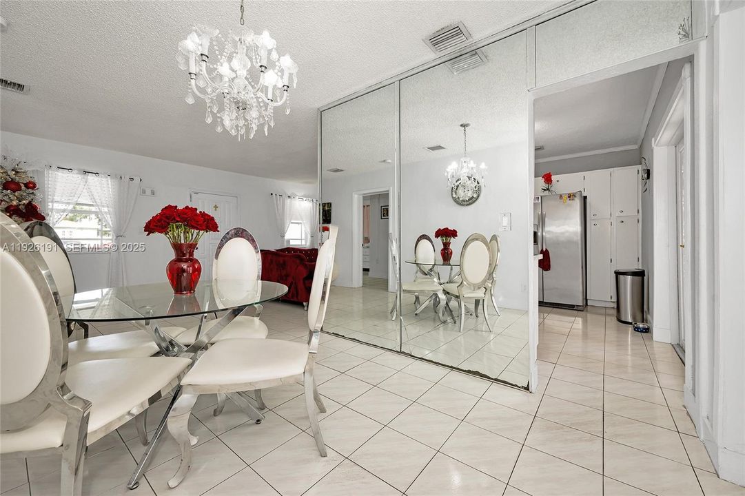 En Venta: $719,000 (4 camas, 2 baños, 1711 Pies cuadrados)