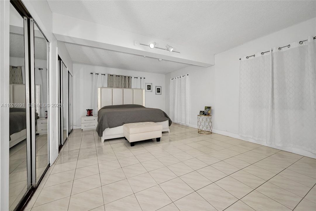 En Venta: $719,000 (4 camas, 2 baños, 1711 Pies cuadrados)