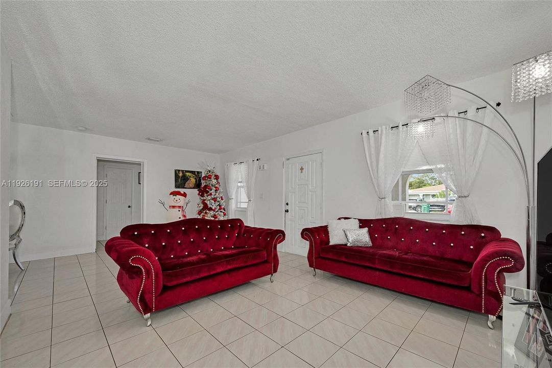 En Venta: $719,000 (4 camas, 2 baños, 1711 Pies cuadrados)