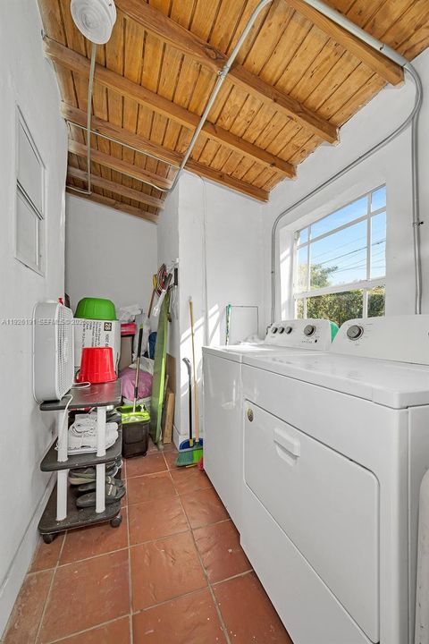 En Venta: $719,000 (4 camas, 2 baños, 1711 Pies cuadrados)