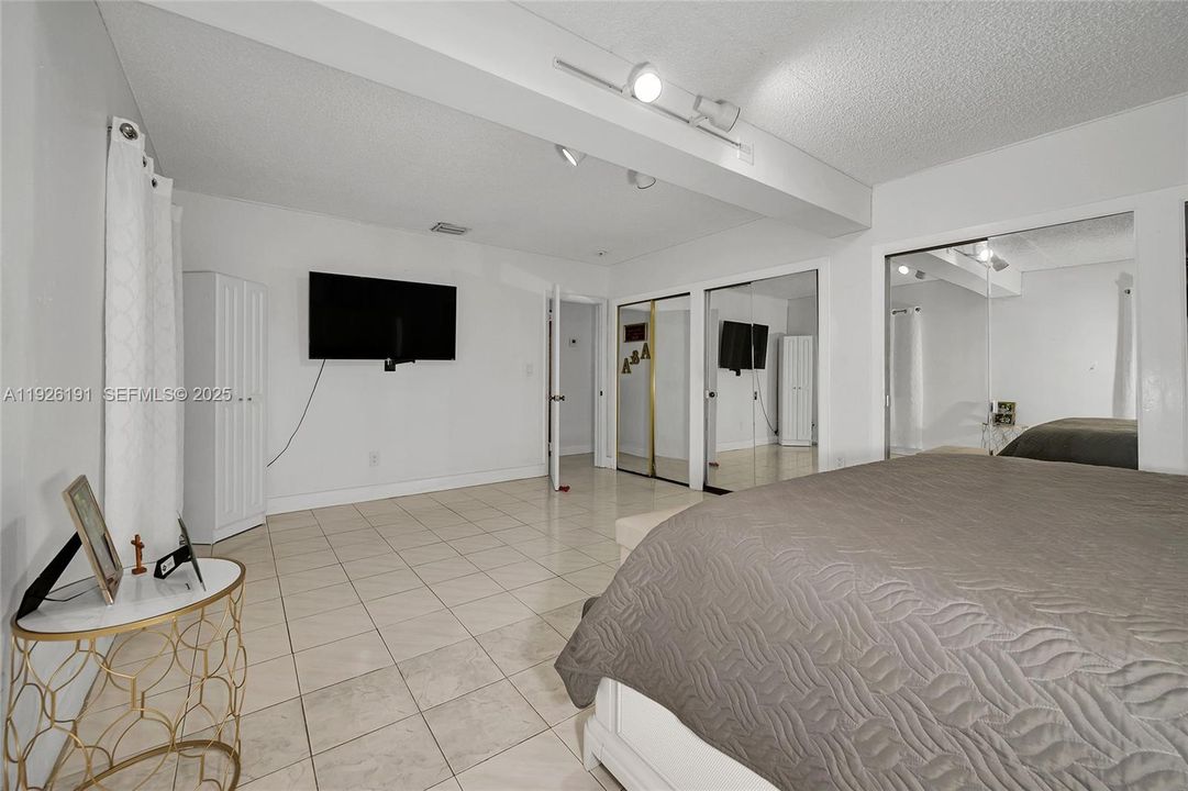 En Venta: $719,000 (4 camas, 2 baños, 1711 Pies cuadrados)