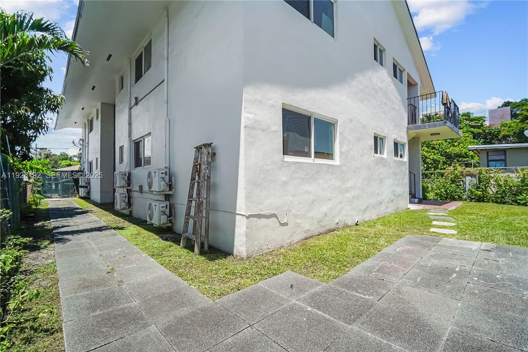 出租: $3,160 (3 贝兹, 2 浴室, 5148 平方英尺)