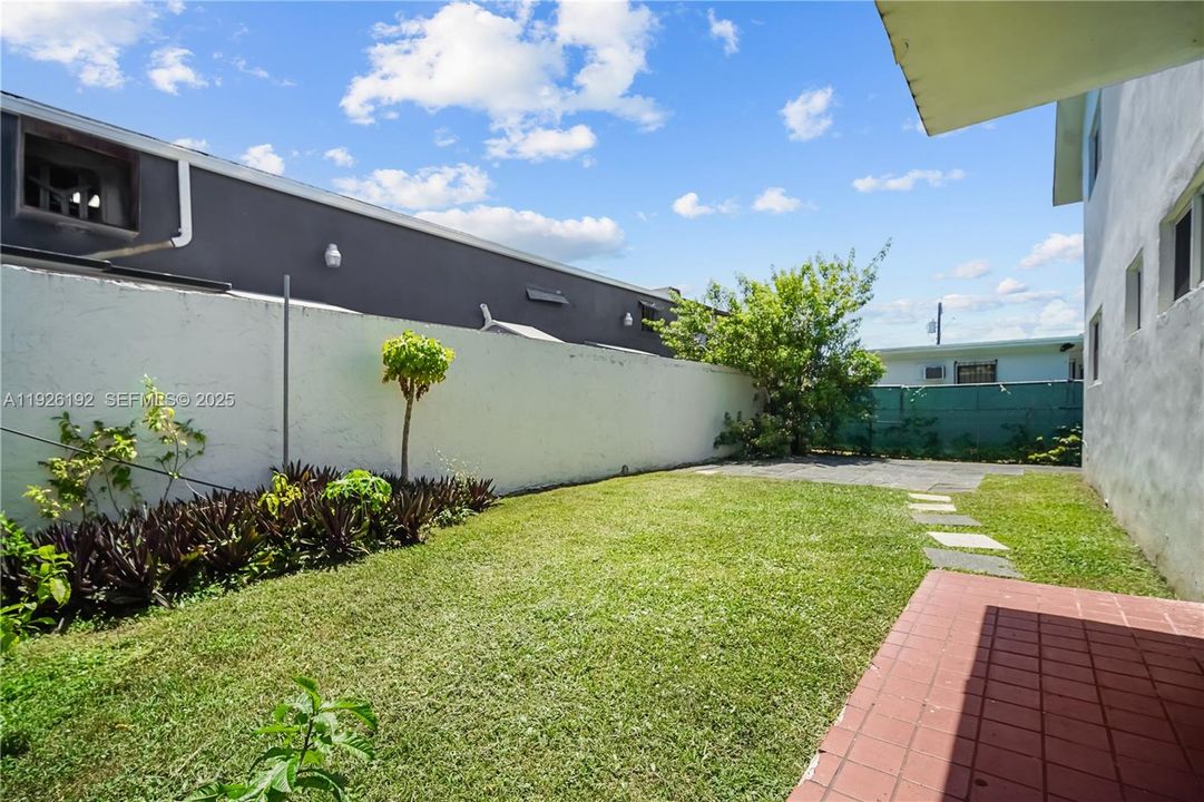 出租: $3,160 (3 贝兹, 2 浴室, 5148 平方英尺)