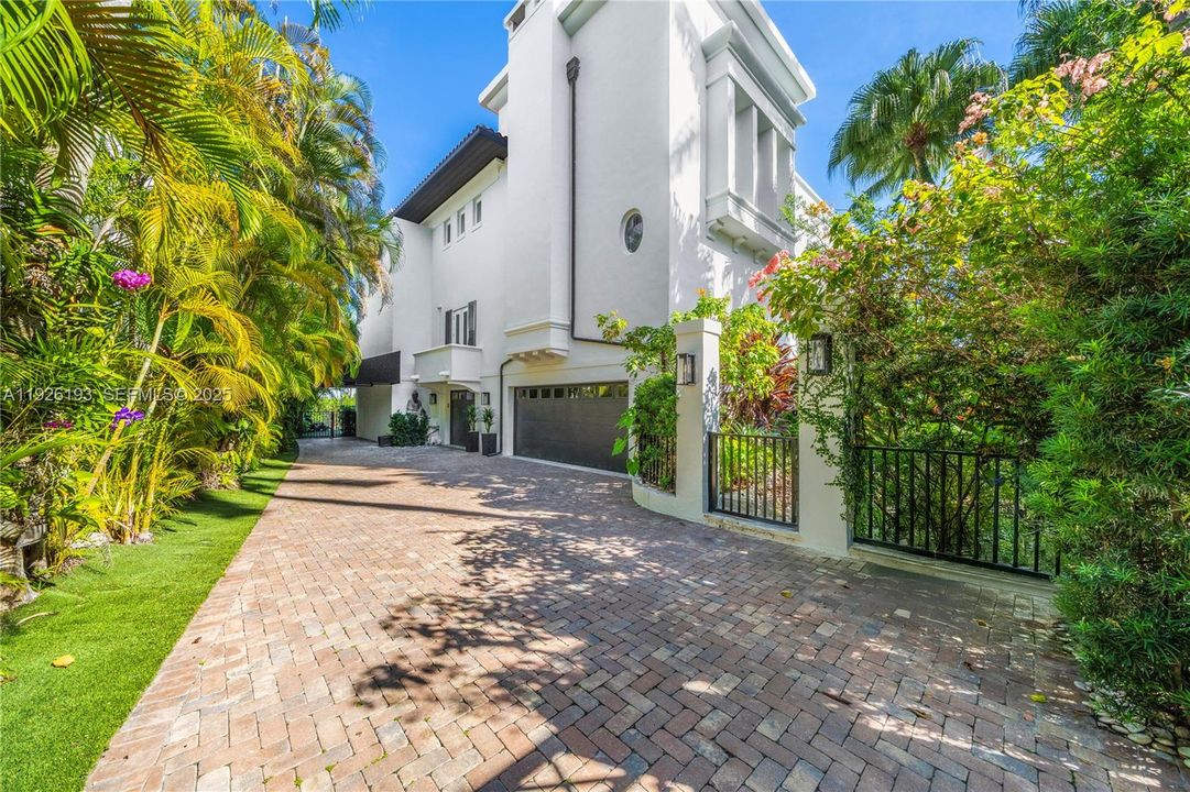 For Sale: $16,850,000 (5 beds, 6 baths, 7642 Square Feet)