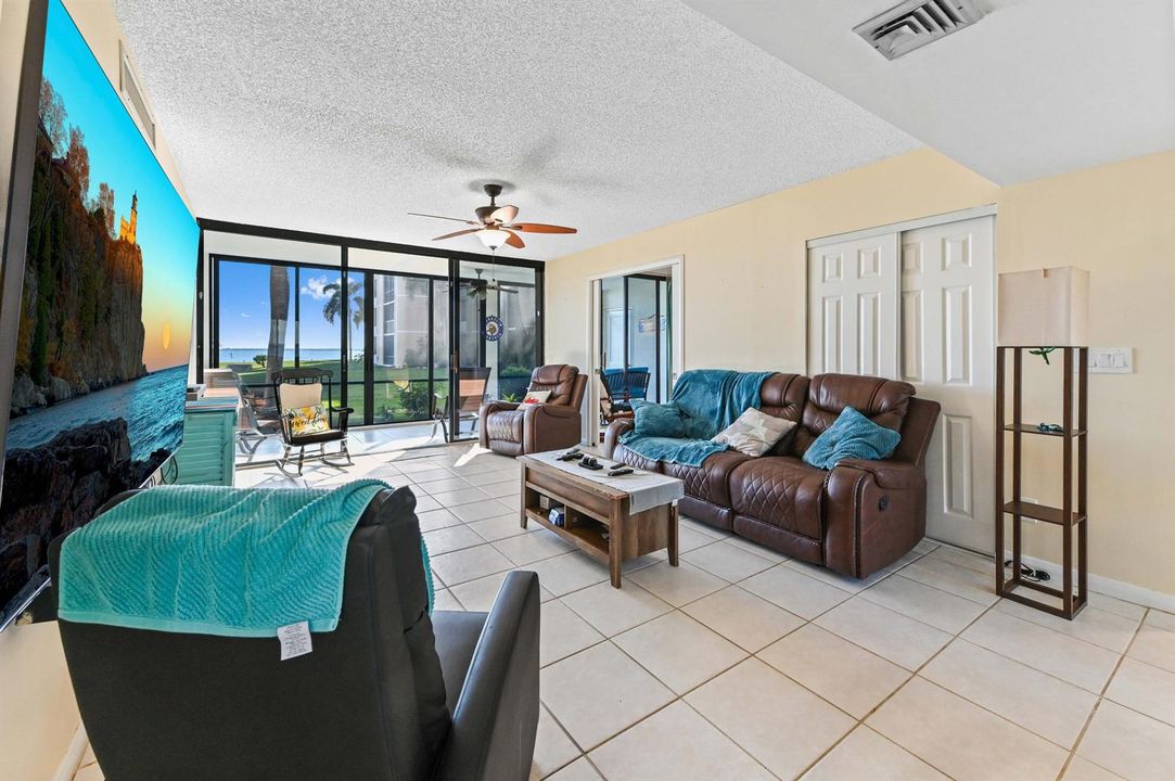 10 Living Room 05