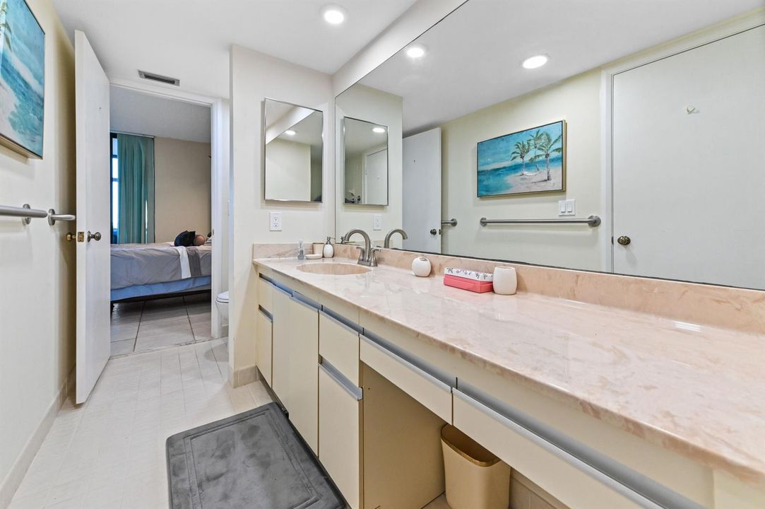 18 Bathroom 01