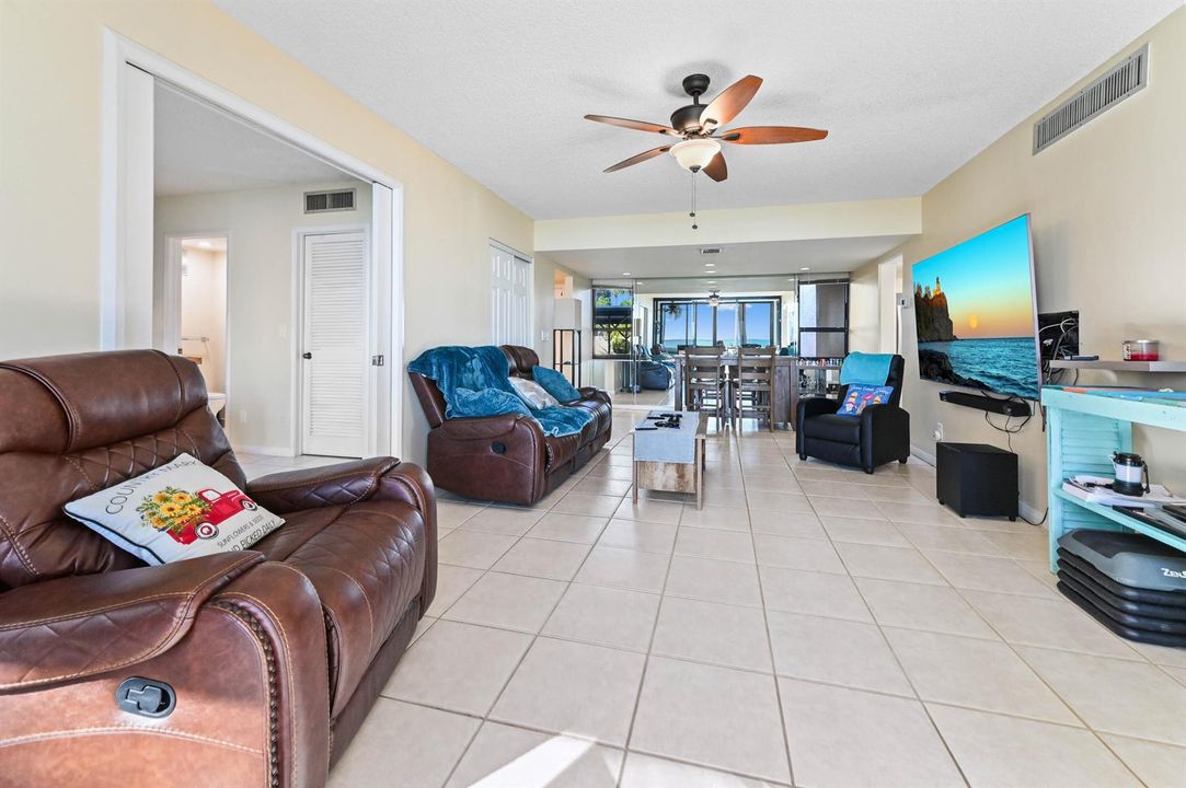 11 Living Room 06