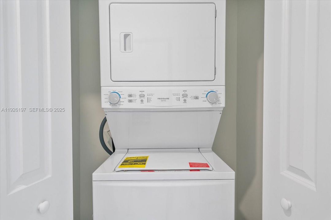 For Rent: $2,690 (2 beds, 2 baths, 867 Square Feet)