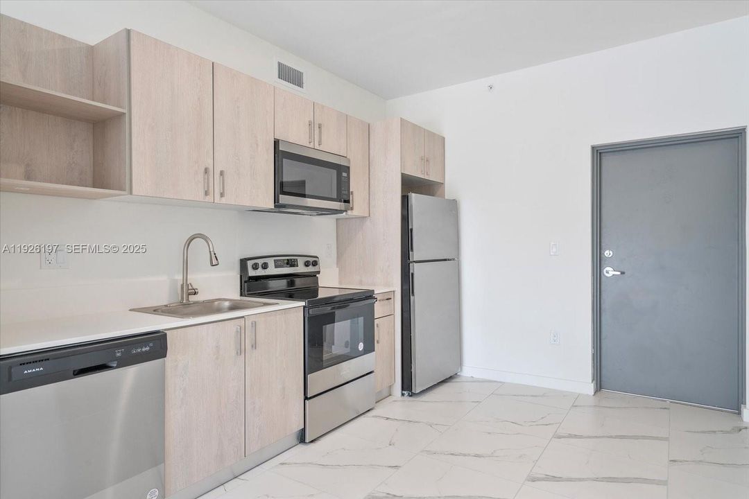 For Rent: $2,690 (2 beds, 2 baths, 867 Square Feet)