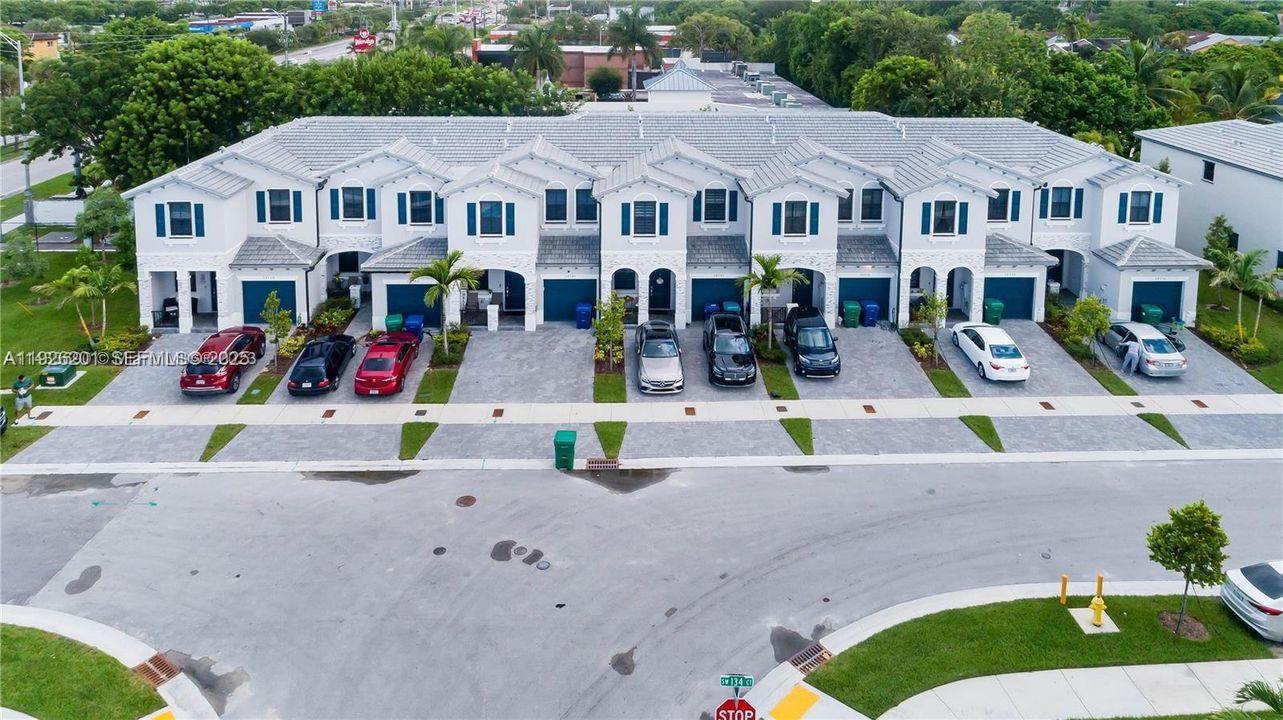 出租: $3,400 (3 贝兹, 2 浴室, 1827 平方英尺)