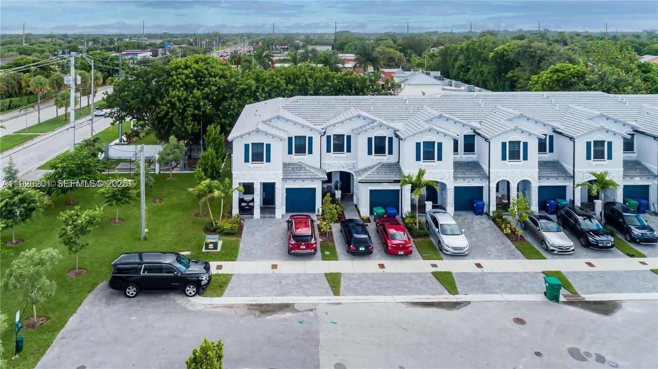 出租: $3,400 (3 贝兹, 2 浴室, 1827 平方英尺)