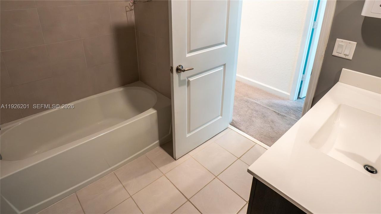 В аренду: $3,400 (3 спален, 2 ванн, 1827 Квадратных фут)