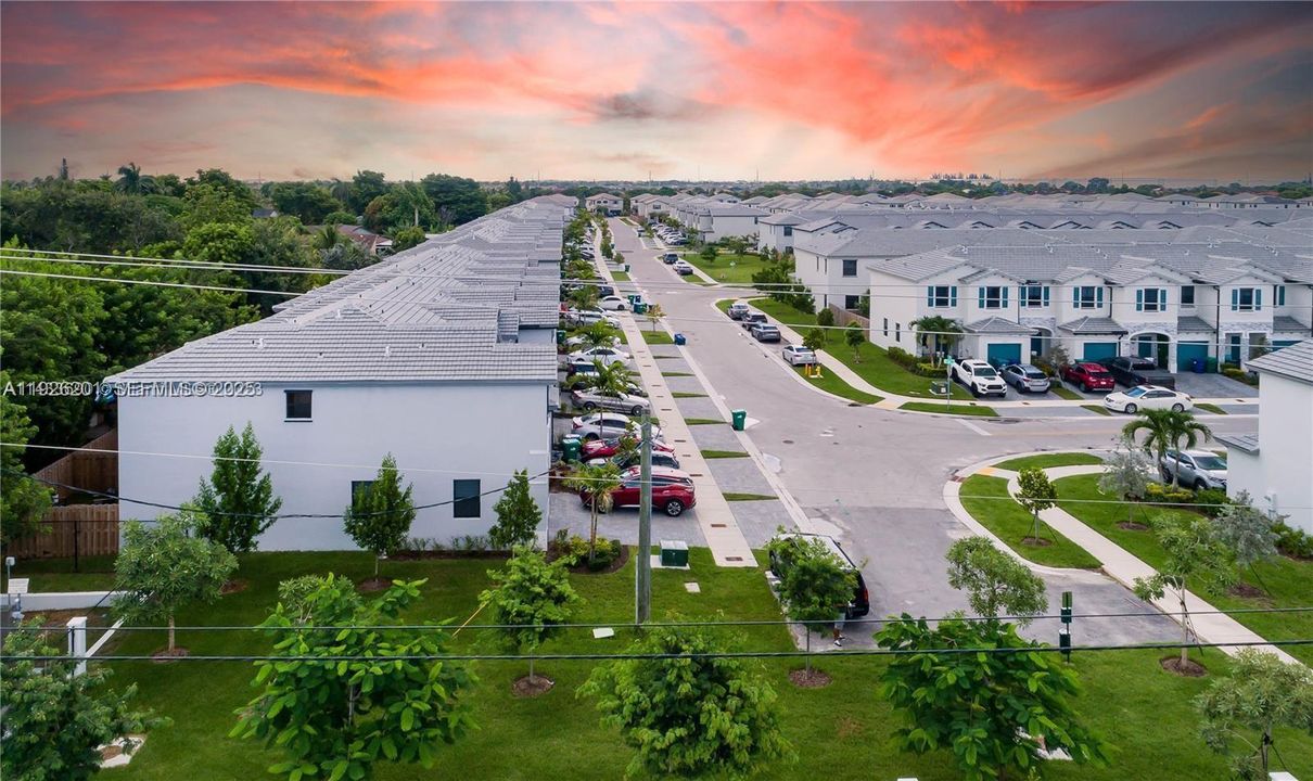 出租: $3,400 (3 贝兹, 2 浴室, 1827 平方英尺)