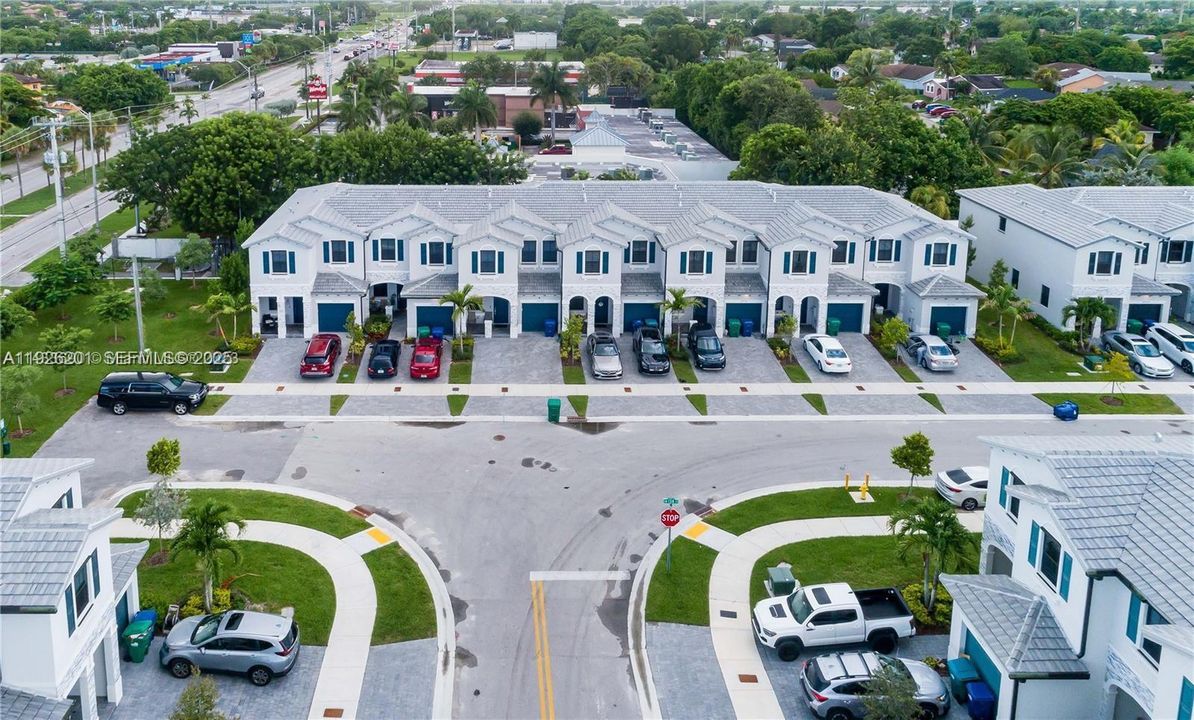 出租: $3,400 (3 贝兹, 2 浴室, 1827 平方英尺)