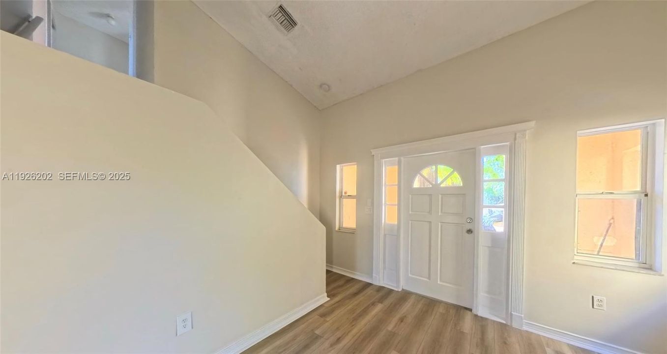 En Renta: $3,750 (4 camas, 3 baños, 1677 Pies cuadrados)