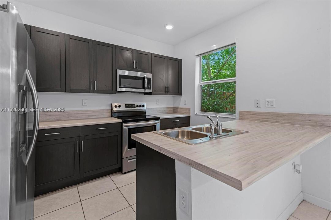 For Rent: $2,600 (3 beds, 2 baths, 1331 Square Feet)