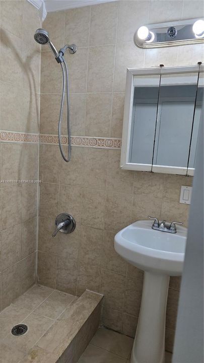 Activo con contrato: $1,650 (2 camas, 1 baños, 1075 Pies cuadrados)