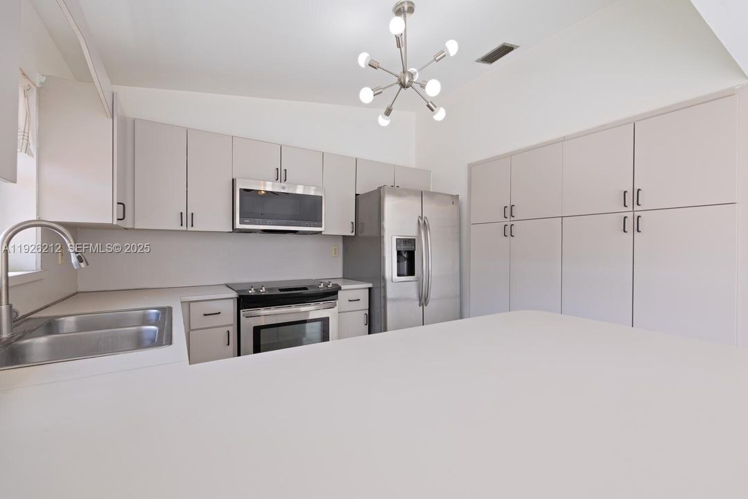 待售: $645,000 (4 贝兹, 2 浴室, 1867 平方英尺)