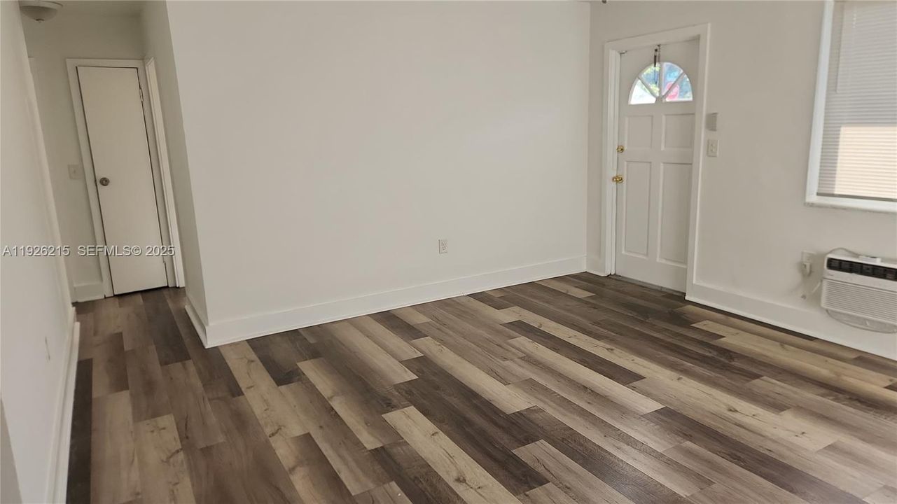 出租: $1,900 (2 贝兹, 1 浴室, 1704 平方英尺)