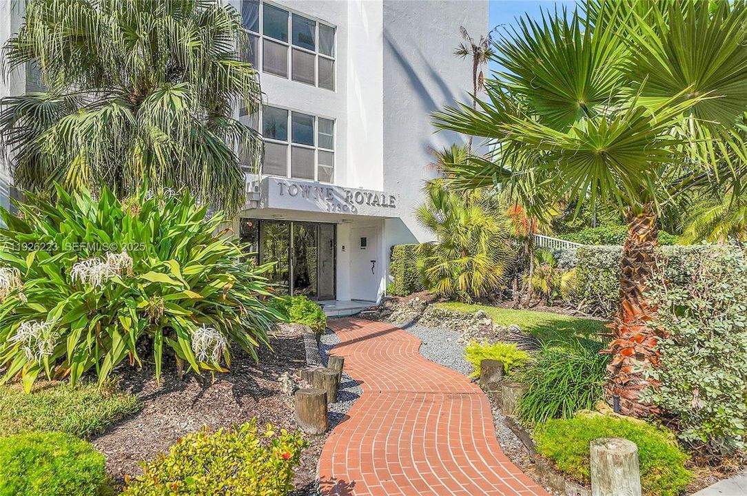 For Rent: $1,900 (1 beds, 1 baths, 930 Square Feet)