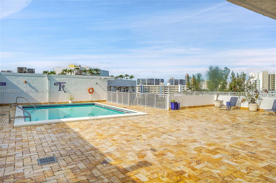 For Rent: $1,900 (1 beds, 1 baths, 930 Square Feet)