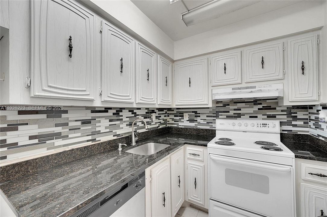 For Rent: $1,900 (1 beds, 1 baths, 930 Square Feet)