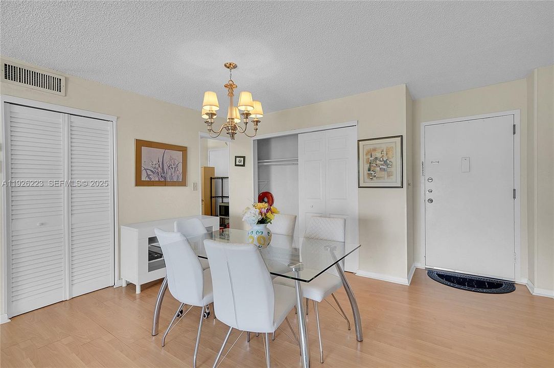 For Rent: $1,900 (1 beds, 1 baths, 930 Square Feet)