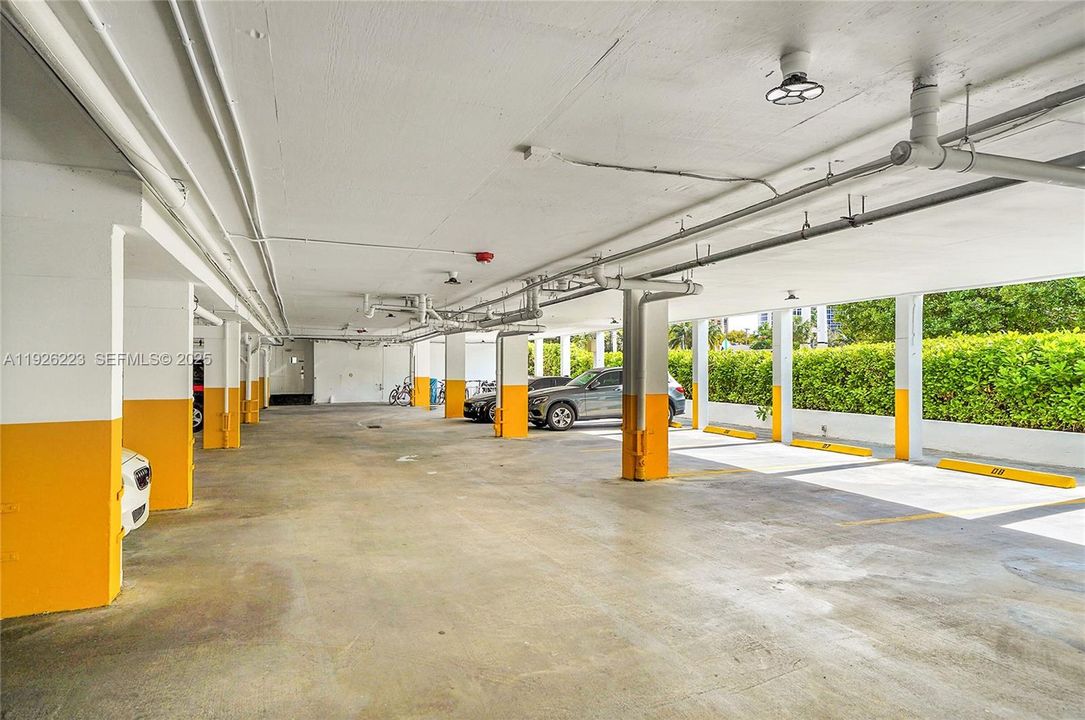 For Rent: $1,900 (1 beds, 1 baths, 930 Square Feet)