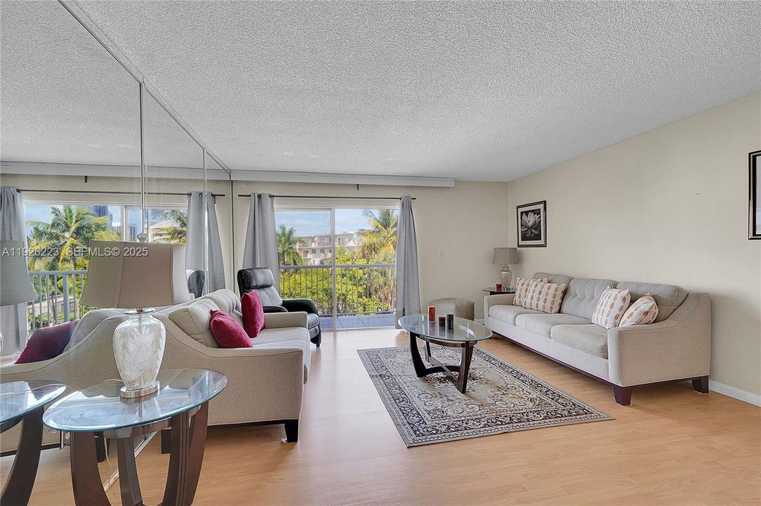 For Rent: $1,900 (1 beds, 1 baths, 930 Square Feet)