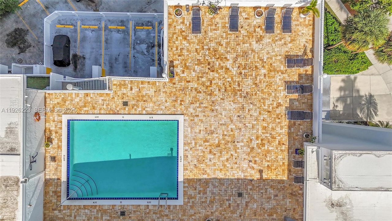 For Rent: $1,900 (1 beds, 1 baths, 930 Square Feet)