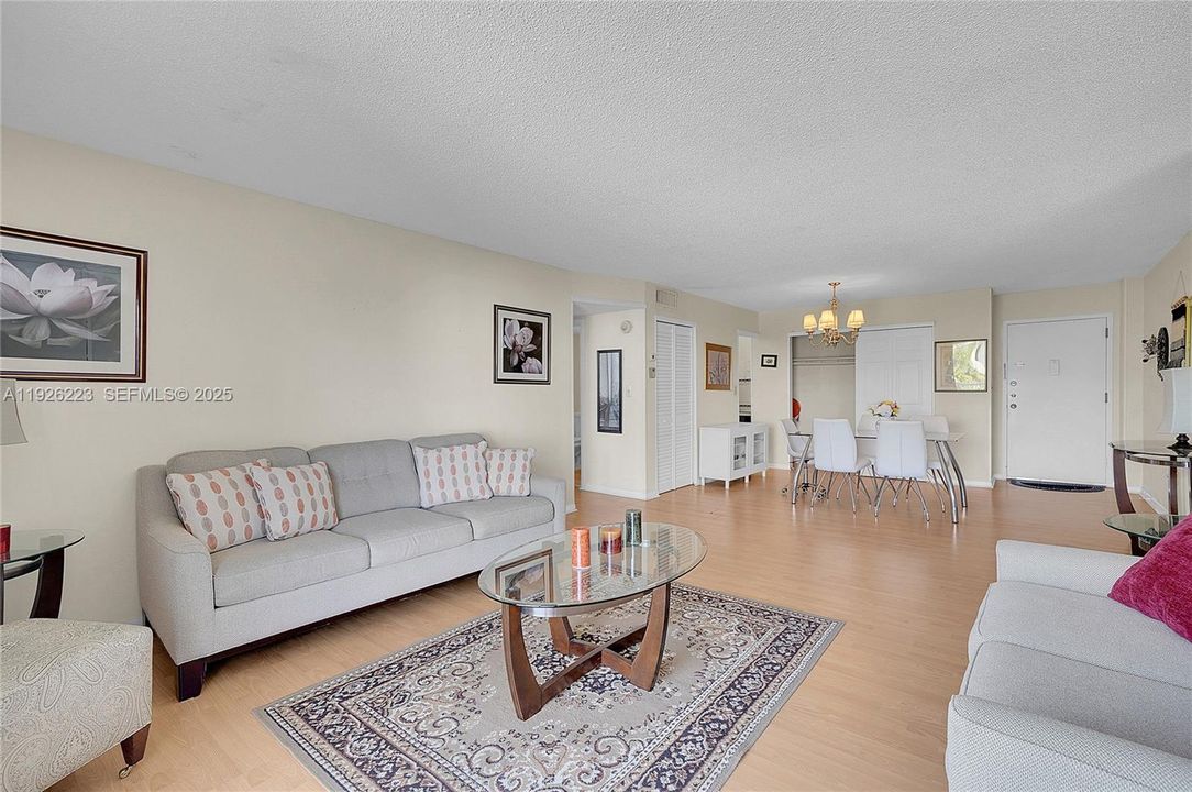 For Rent: $1,900 (1 beds, 1 baths, 930 Square Feet)