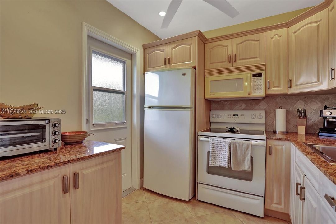 待售: $129,000 (2 贝兹, 2 浴室, 944 平方英尺)