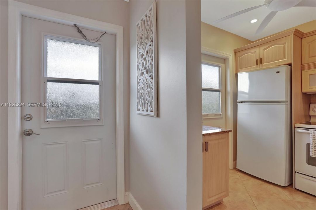 待售: $129,000 (2 贝兹, 2 浴室, 944 平方英尺)