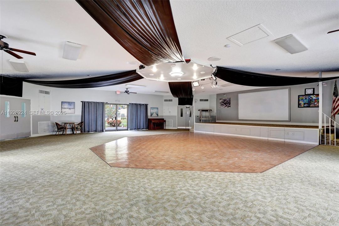 待售: $129,000 (2 贝兹, 2 浴室, 944 平方英尺)