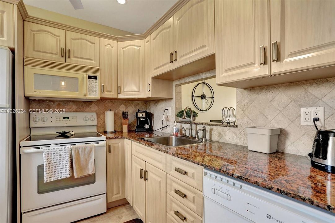 待售: $129,000 (2 贝兹, 2 浴室, 944 平方英尺)