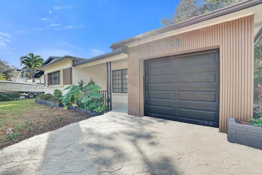 For Sale: $599,999 (3 beds, 2 baths, 1352 Square Feet)