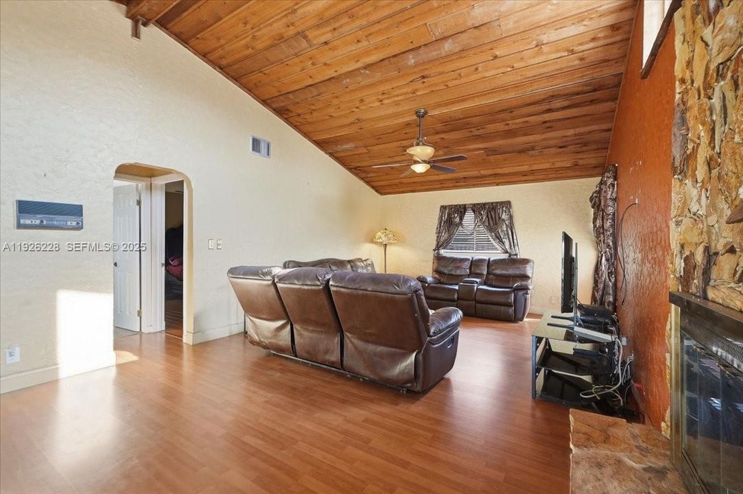 For Sale: $685,000 (3 beds, 2 baths, 1783 Square Feet)