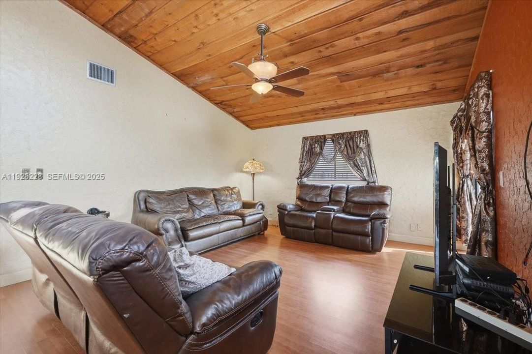 For Sale: $685,000 (3 beds, 2 baths, 1783 Square Feet)