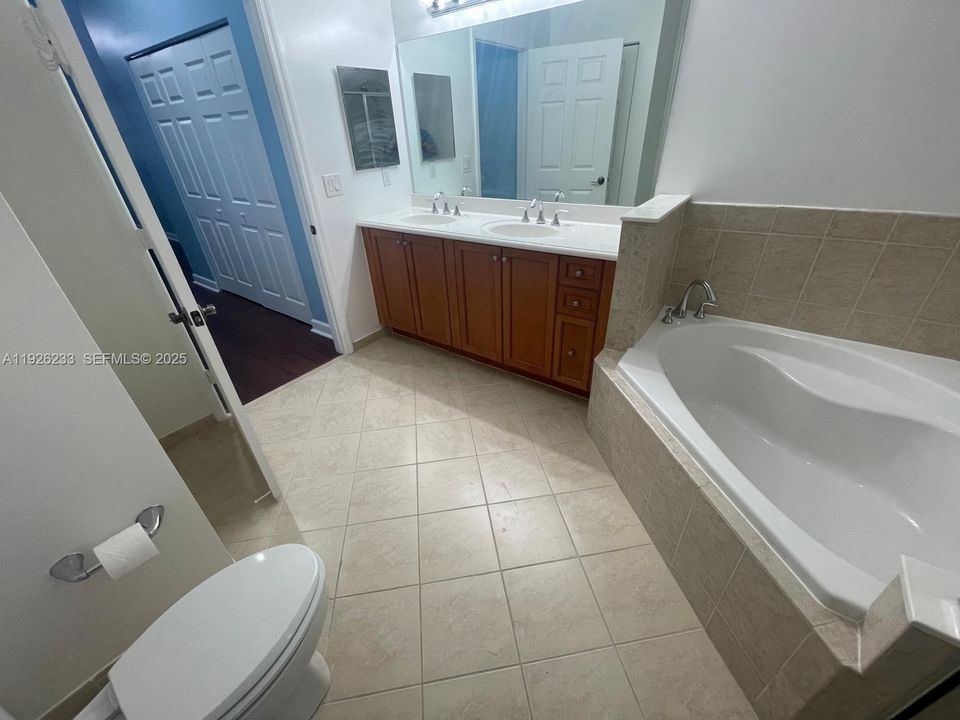 For Sale: $390,000 (1 beds, 1 baths, 1094 Square Feet)