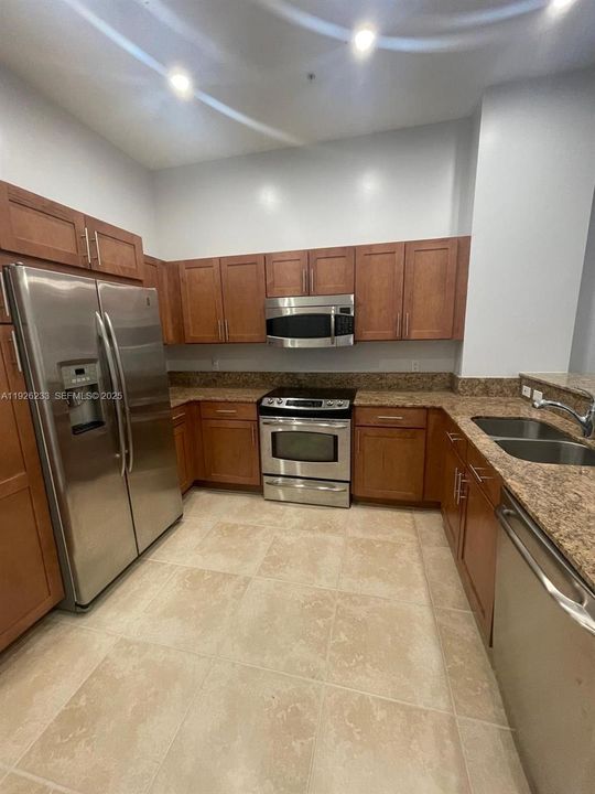 For Sale: $390,000 (1 beds, 1 baths, 1094 Square Feet)
