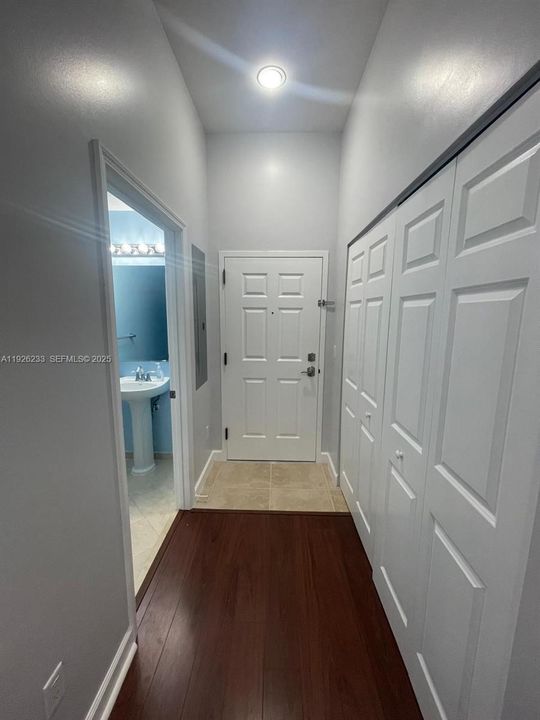 For Sale: $390,000 (1 beds, 1 baths, 1094 Square Feet)