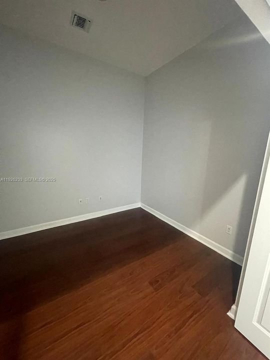 For Sale: $390,000 (1 beds, 1 baths, 1094 Square Feet)