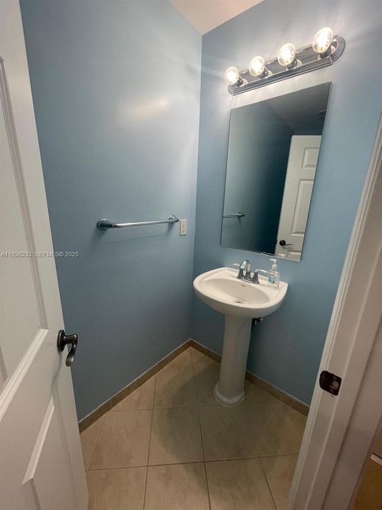 For Sale: $390,000 (1 beds, 1 baths, 1094 Square Feet)