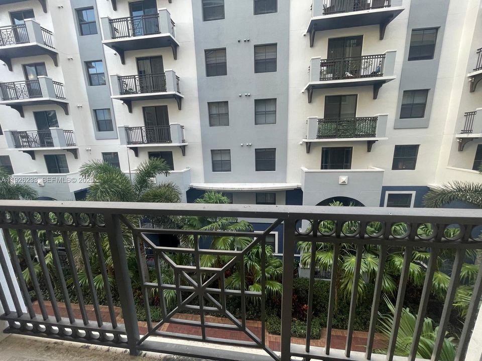 For Sale: $390,000 (1 beds, 1 baths, 1094 Square Feet)