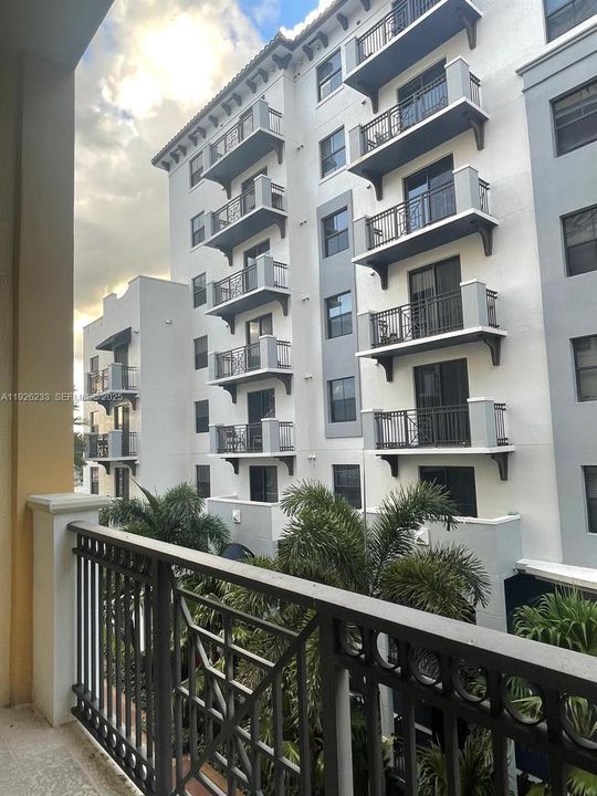 For Sale: $390,000 (1 beds, 1 baths, 1094 Square Feet)