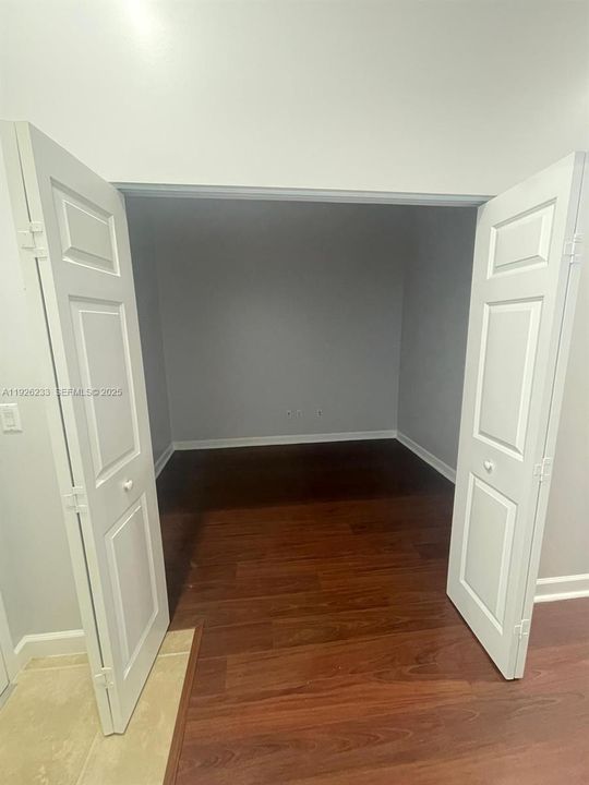 For Sale: $390,000 (1 beds, 1 baths, 1094 Square Feet)