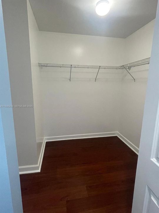 For Sale: $390,000 (1 beds, 1 baths, 1094 Square Feet)