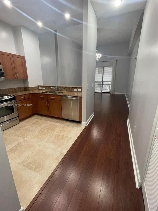 For Sale: $390,000 (1 beds, 1 baths, 1094 Square Feet)