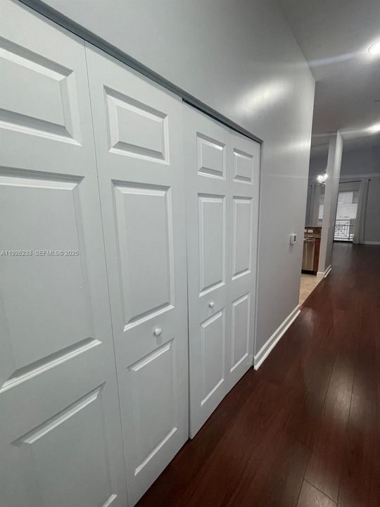 For Sale: $390,000 (1 beds, 1 baths, 1094 Square Feet)